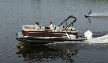 Starcraft pontoon SLS 3 with skier