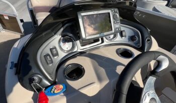 2018 Sun Tracker Party Barge 22 DLX dash