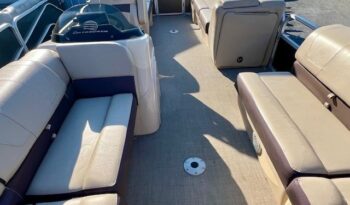 2018 Sun Tracker Party Barge 22 DLX interior